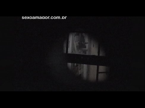 ❤️ Si Blondie ay lihim na nakunan ng video ng isang voyeur ng kapitbahayan na nakatago sa likod ng mga guwang na brick ☑ Porno sa amin