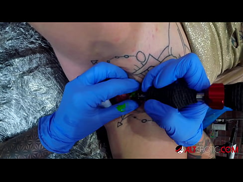 ❤️ Nagpa-tattoo sa kanyang klitoris ang sobrang tattoo na hottie na si Sully Savage ☑ Porno sa amin
