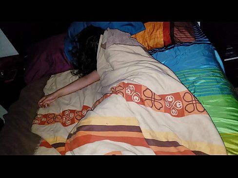 ❤️ Pinupunasan ng stepson ang kanyang batang madrasta habang natutulog ito. ☑ Porno sa amin
